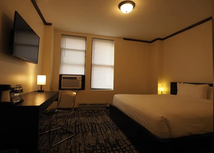 Night Hotel Broadway